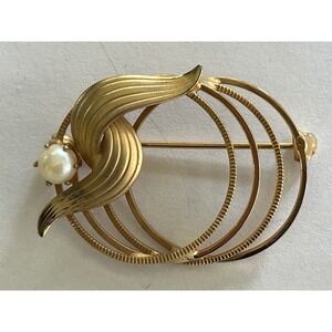 Vintage Interlocking Gold Tone Circle Brooch With Real Pearl